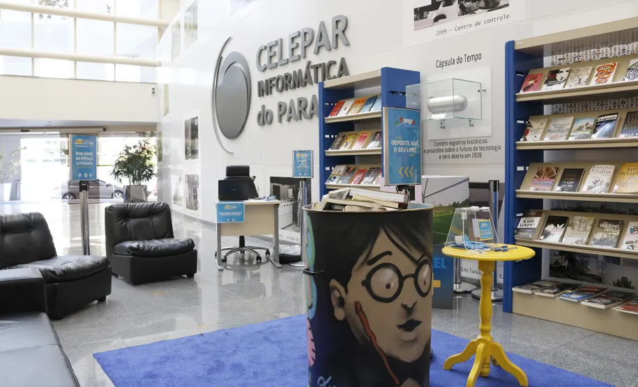 Empregados da Celepar comemoram Dia Mundial do Livro com espaço literário e doações ao projeto Pegaí