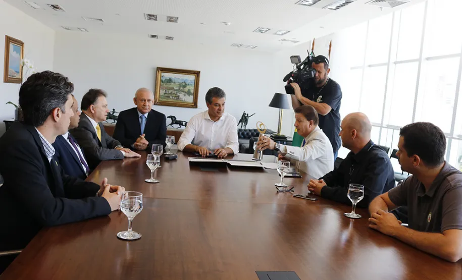 Beto Richa conhece a premiação do Menor Preço
