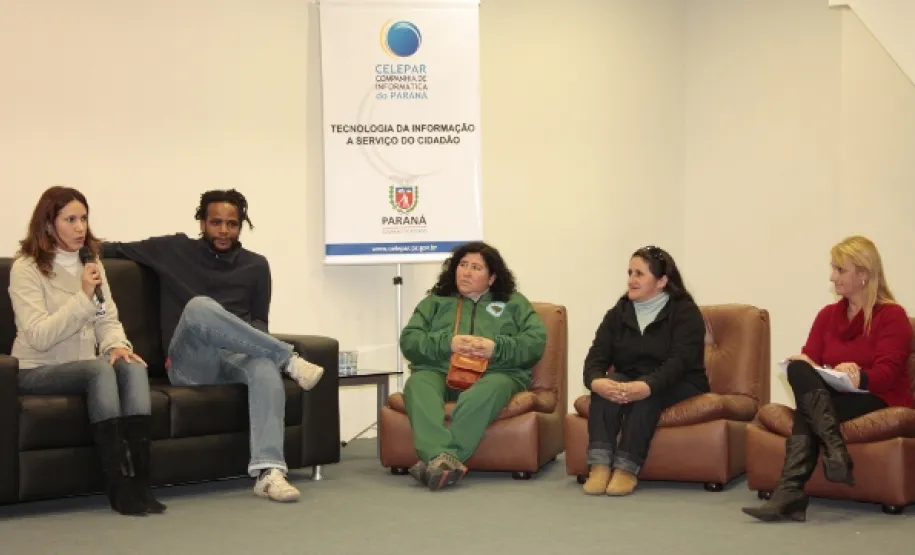 Cláudia Vassão, Tião Santos, Marilza Aparecida de Lima, Simone Renata Lisboa e Leila Maria Zen debatem "Lixo e responsabilidade socioambiental" na Celepar