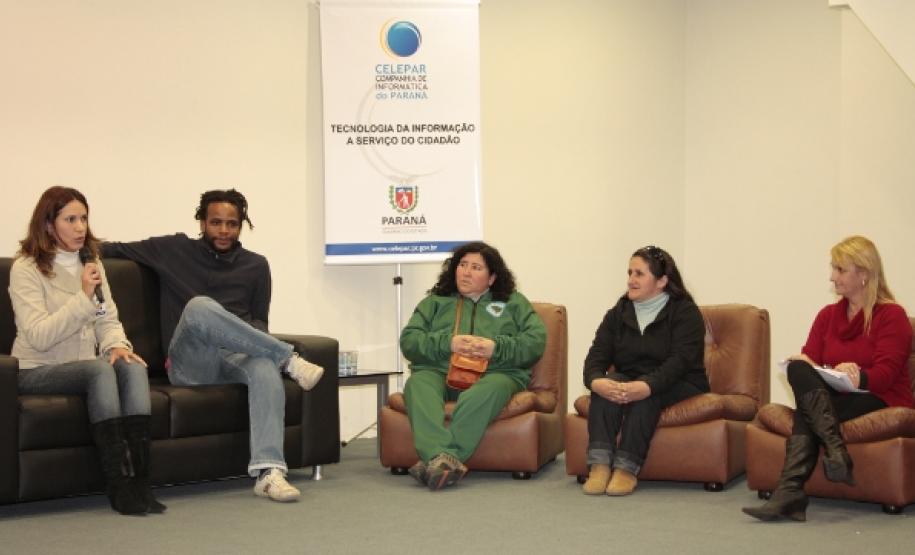 Cláudia Vassão, Tião Santos, Marilza Aparecida de Lima, Simone Renata Lisboa e Leila Maria Zen debatem "Lixo e responsabilidade socioambiental" na Celepar