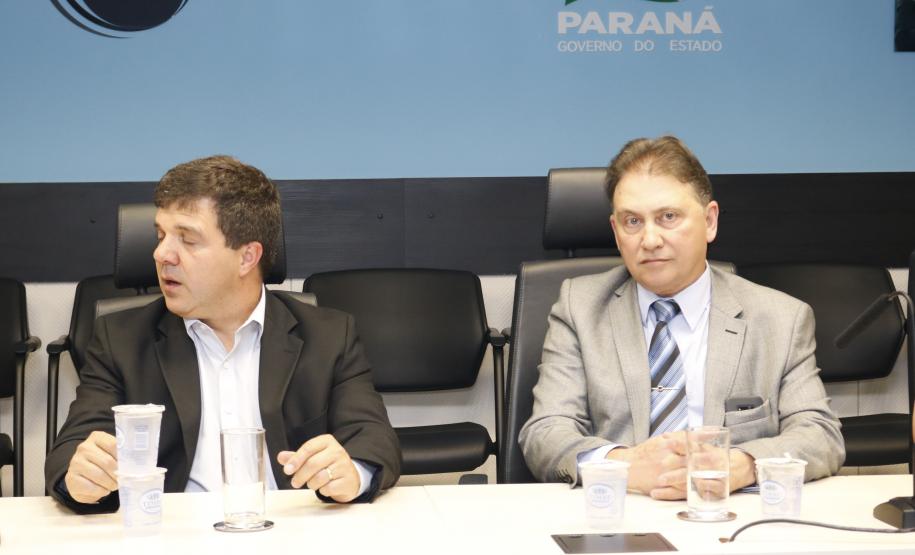 O presidente Jacson Carvalho Leite parabeniza Tião Santos pelo trabalho de conscientização ambiental que ele vem desenvolvendo nacionalmente