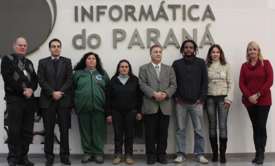 Lucio Alberto Hansel, diretor administrativo-financeiro da Celepar; Rafael Moura de Oliveira, diretor jurídico da Celepar; Marilza Aparecida de Lima, presidente do Instituto Lixo e Cidadania; Simone Renata Lisboa, presidente da Associação Vida Nova de Materiais Recicláveis; Jacson Carvalho Leite, presidente da Celepar; Tião Santos, representante nacional dos catadores de materiais recicláveis; Cláudia Vassão, coordenadora do programa de gestão de resíduos sólidos da Celepar e Leila Maria Zen,