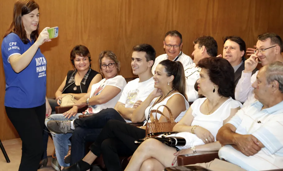 Secretaria da Fazenda e Celepar lançam nova versão do aplicativo Menor Preço Nota Paraná O secretário da fazenda, Mauro Ricardo, acompanhado pleo secretário de comunicação, Márcio Villela e demais autoridades, entrega prêmio do programa Nota Paraná.Curitiba, 17/02/2017Foto: Júlio César Souza / SEFA
