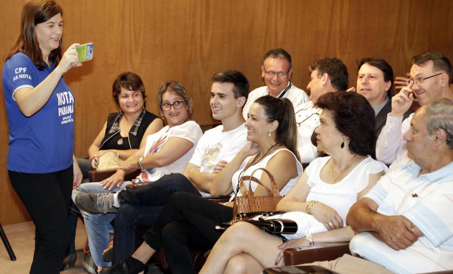 Secretaria da Fazenda e Celepar lançam nova versão do aplicativo Menor Preço Nota Paraná O secretário da fazenda, Mauro Ricardo, acompanhado pleo secretário de comunicação, Márcio Villela e demais autoridades, entrega prêmio do programa Nota Paraná.Curitiba, 17/02/2017Foto: Júlio César Souza / SEFA