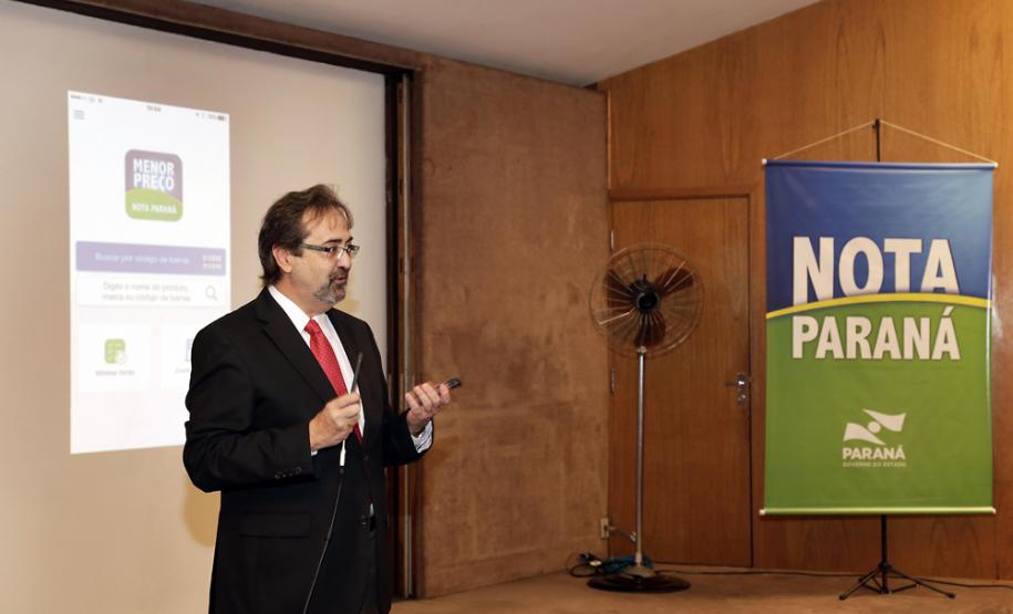 Secretaria da Fazenda e Celepar lançam nova versão do aplicativo Menor Preço Nota Paraná O secretário da fazenda, Mauro Ricardo, acompanhado pleo secretário de comunicação, Márcio Villela e demais autoridades, entrega prêmio do programa Nota Paraná.Curitiba, 17/02/2017Foto: Júlio César Souza / SEFA