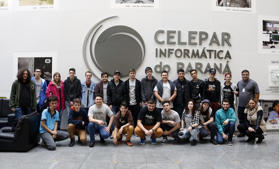Estudantes de Ampére conhecem estrutura tecnológica da Celepar