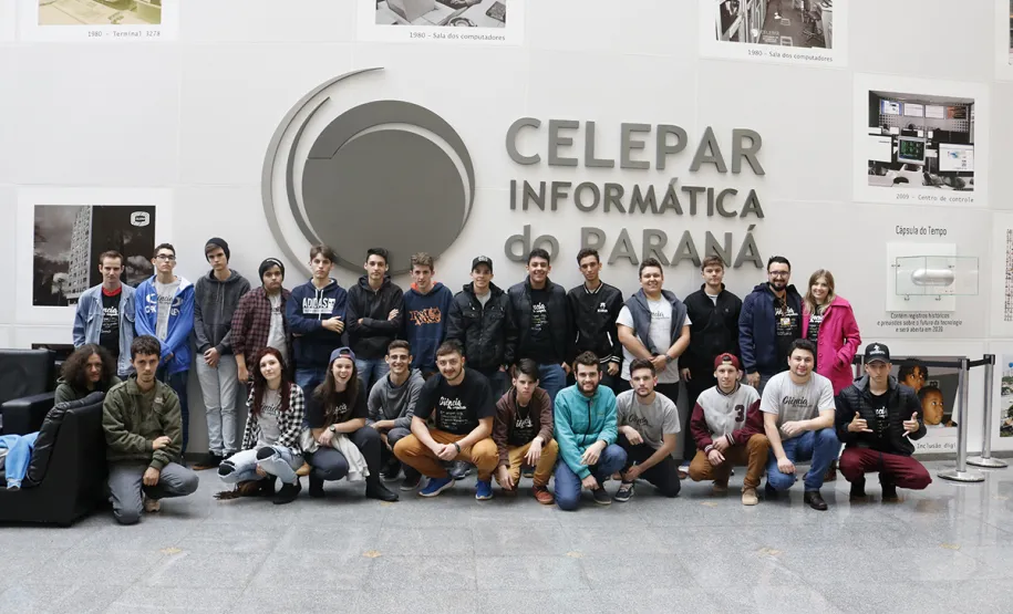 Estudantes de Ampére conhecem estrutura tecnológica da Celepar