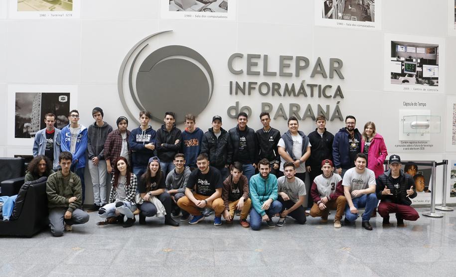 Estudantes de Ampére conhecem estrutura tecnológica da Celepar