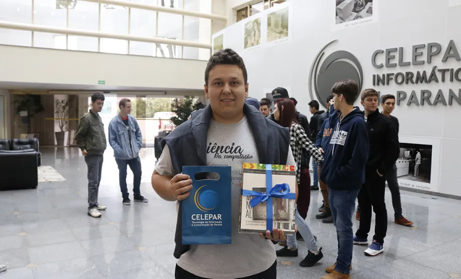 Estudantes de Ampére conhecem estrutura tecnológica da Celepar