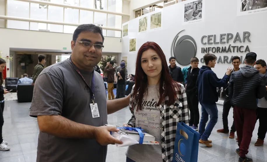 Estudantes de Ampére conhecem estrutura tecnológica da Celepar