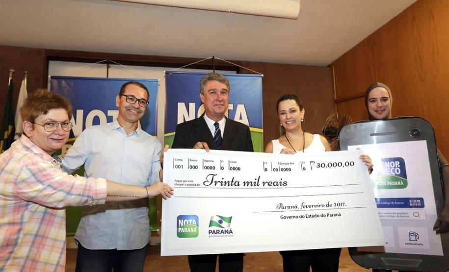 Secretaria da Fazenda e Celepar lançam nova versão do aplicativo Menor Preço Nota Paraná O secretário da fazenda, Mauro Ricardo, acompanhado pelo secretário de comunicação, Márcio Villela e demais autoridades, entrega prêmio do programa Nota Parana.Curitiba, 17/02/2017Foto: Júlio César Souza / SEFA