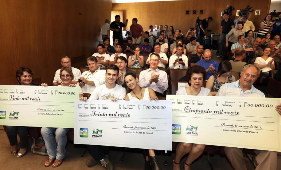 Secretaria da Fazenda e Celepar lançam nova versão do aplicativo Menor Preço Nota Paraná O secretário da fazenda, Mauro Ricardo, acompanhado pelo secretário de comunicação, Márcio Villela e demais autoridades, entrega prêmio do programa Nota Parana.Curitiba, 17/02/2017Foto: Júlio César Souza / SEFA