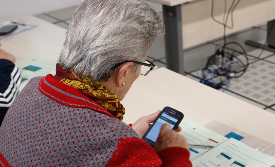 Celepar forma nova turma do Curso de Smartphone Mais uma turma com alunos da terceira idade foi formada pela Celepar. Ao todo, 58 pessoas com idade acima de 60 anos participaram do Curso Básico de Smartphone que a companhia oferta gratuitamente.