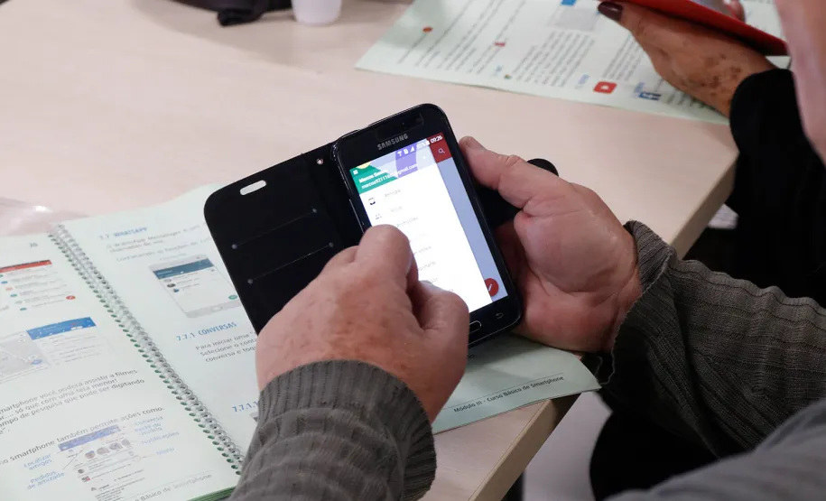 Celepar forma nova turma do Curso de Smartphone Mais uma turma com alunos da terceira idade foi formada pela Celepar. Ao todo, 58 pessoas com idade acima de 60 anos participaram do Curso Básico de Smartphone que a companhia oferta gratuitamente.