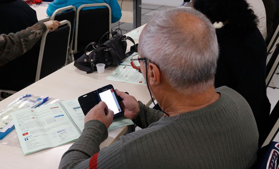 Mais uma turma com alunos da terceira idade foi formada pela Celepar. Ao todo, 58 pessoas com idade acima de 60 anos participaram do Curso Básico de Smartphone que a companhia oferta gratuitamente.
