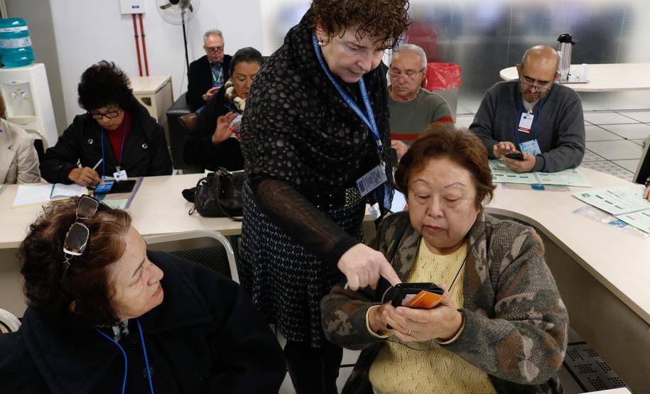 Mais uma turma com alunos da terceira idade foi formada pela Celepar. Ao todo, 58 pessoas com idade acima de 60 anos participaram do Curso Básico de Smartphone que a companhia oferta gratuitamente.
