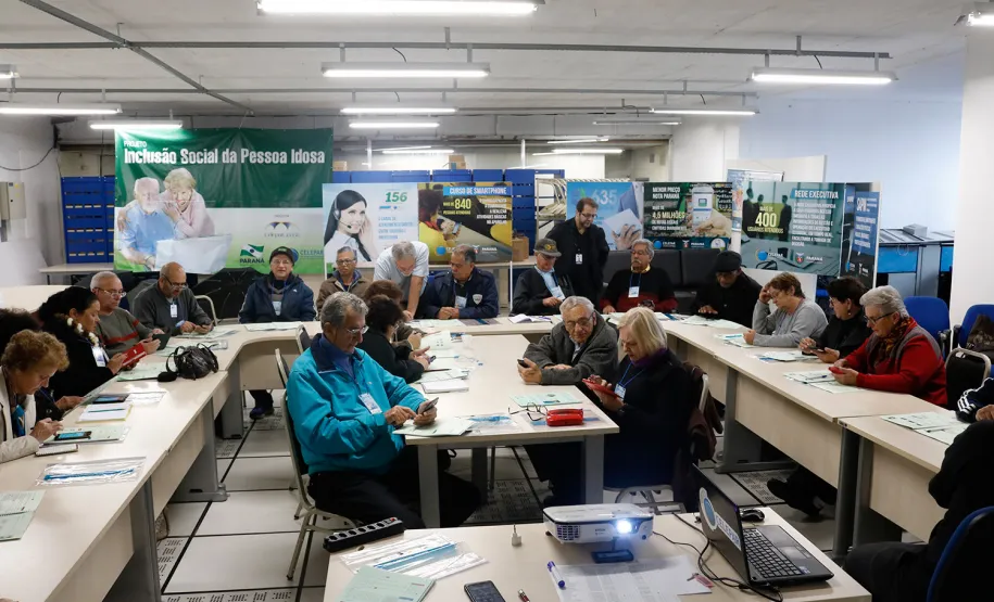 Mais uma turma com alunos da terceira idade foi formada pela Celepar. Ao todo, 58 pessoas com idade acima de 60 anos participaram do Curso Básico de Smartphone que a companhia oferta gratuitamente.