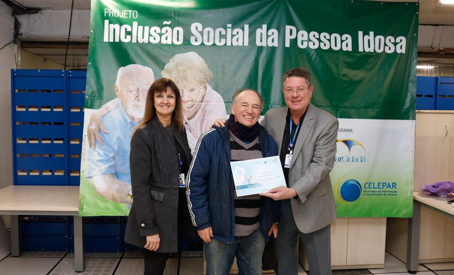 Mais uma turma com alunos da terceira idade foi formada pela Celepar. Ao todo, 58 pessoas com idade acima de 60 anos participaram do Curso Básico de Smartphone que a companhia oferta gratuitamente.