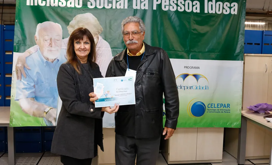 Mais uma turma com alunos da terceira idade foi formada pela Celepar. Ao todo, 58 pessoas com idade acima de 60 anos participaram do Curso Básico de Smartphone que a companhia oferta gratuitamente.