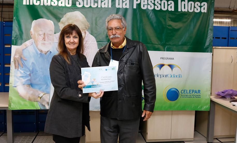 Mais uma turma com alunos da terceira idade foi formada pela Celepar. Ao todo, 58 pessoas com idade acima de 60 anos participaram do Curso Básico de Smartphone que a companhia oferta gratuitamente.