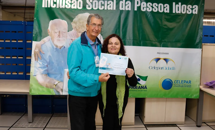 Mais uma turma com alunos da terceira idade foi formada pela Celepar. Ao todo, 58 pessoas com idade acima de 60 anos participaram do Curso Básico de Smartphone que a companhia oferta gratuitamente.