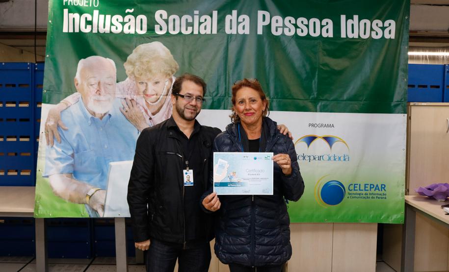 Mais uma turma com alunos da terceira idade foi formada pela Celepar. Ao todo, 58 pessoas com idade acima de 60 anos participaram do Curso Básico de Smartphone que a companhia oferta gratuitamente.