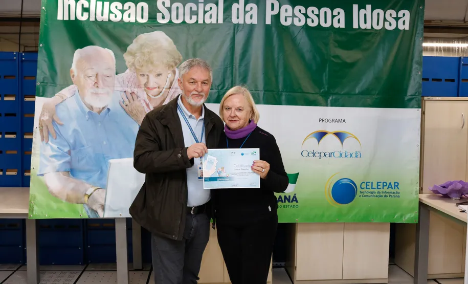 Mais uma turma com alunos da terceira idade foi formada pela Celepar. Ao todo, 58 pessoas com idade acima de 60 anos participaram do Curso Básico de Smartphone que a companhia oferta gratuitamente.