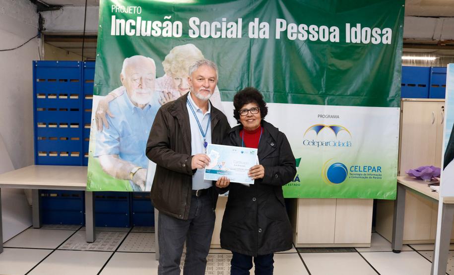Mais uma turma com alunos da terceira idade foi formada pela Celepar. Ao todo, 58 pessoas com idade acima de 60 anos participaram do Curso Básico de Smartphone que a companhia oferta gratuitamente.