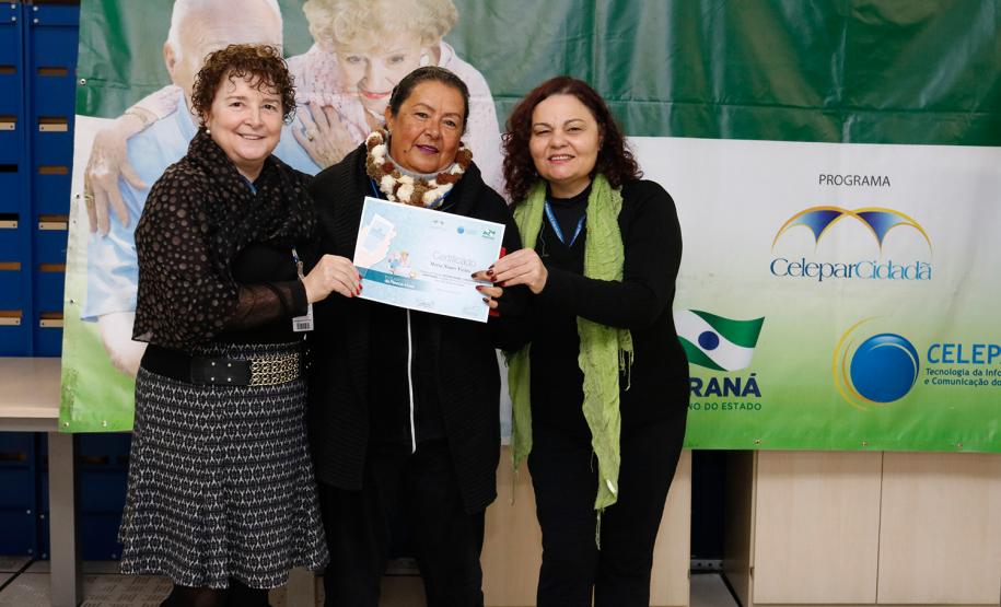 Mais uma turma com alunos da terceira idade foi formada pela Celepar. Ao todo, 58 pessoas com idade acima de 60 anos participaram do Curso Básico de Smartphone que a companhia oferta gratuitamente.