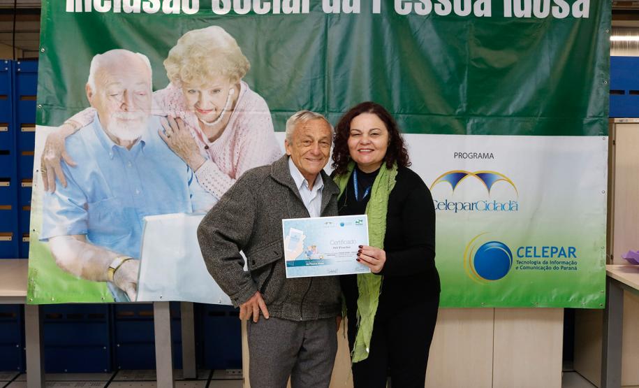Mais uma turma com alunos da terceira idade foi formada pela Celepar. Ao todo, 58 pessoas com idade acima de 60 anos participaram do Curso Básico de Smartphone que a companhia oferta gratuitamente.
