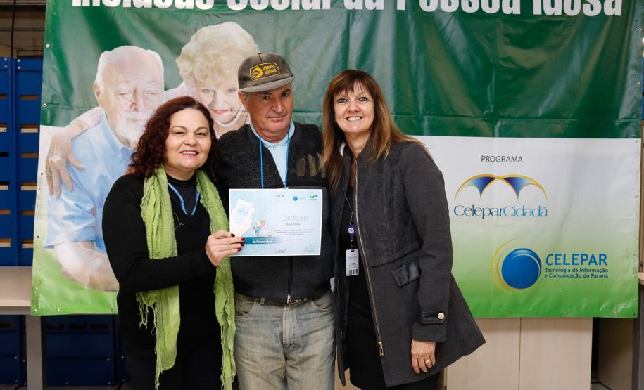 Mais uma turma com alunos da terceira idade foi formada pela Celepar. Ao todo, 58 pessoas com idade acima de 60 anos participaram do Curso Básico de Smartphone que a companhia oferta gratuitamente.