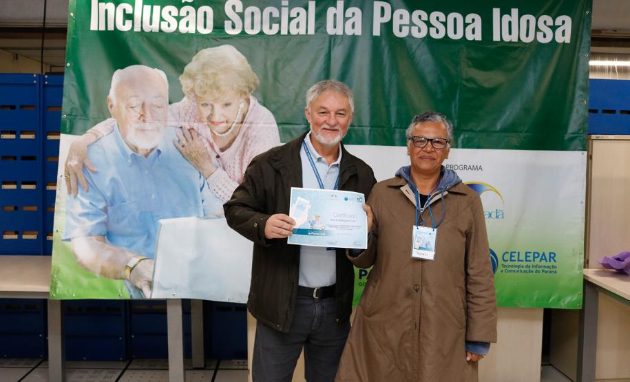 Mais uma turma com alunos da terceira idade foi formada pela Celepar. Ao todo, 58 pessoas com idade acima de 60 anos participaram do Curso Básico de Smartphone que a companhia oferta gratuitamente.