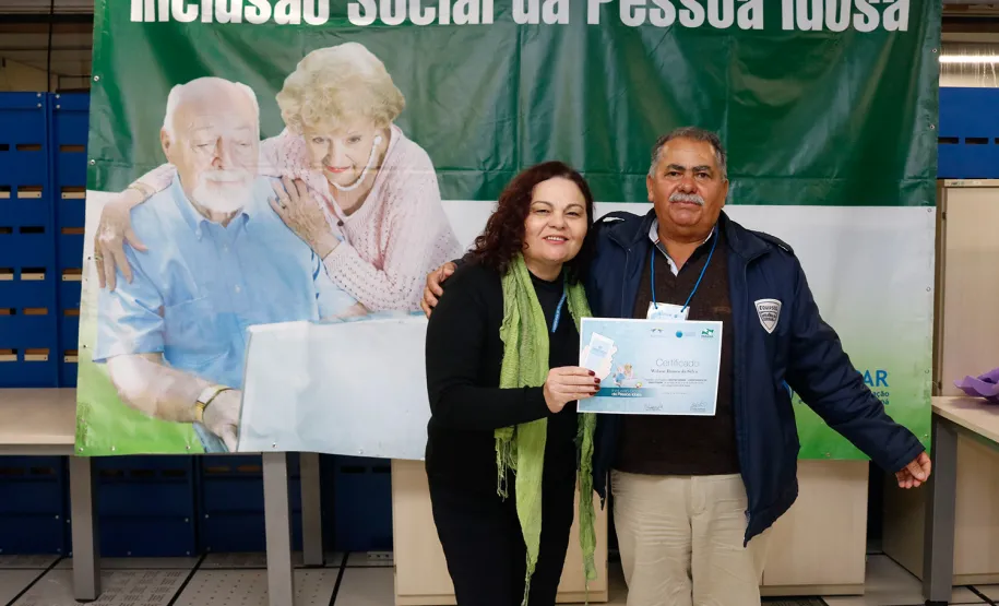 Mais uma turma com alunos da terceira idade foi formada pela Celepar. Ao todo, 58 pessoas com idade acima de 60 anos participaram do Curso Básico de Smartphone que a companhia oferta gratuitamente.