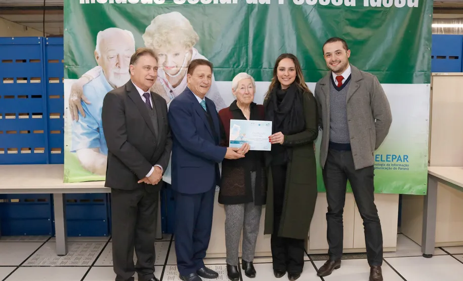 Mais uma turma com alunos da terceira idade foi formada pela Celepar. Ao todo, 58 pessoas com idade acima de 60 anos participaram do Curso Básico de Smartphone que a companhia oferta gratuitamente.