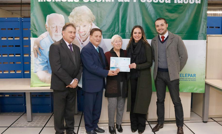 Mais uma turma com alunos da terceira idade foi formada pela Celepar. Ao todo, 58 pessoas com idade acima de 60 anos participaram do Curso Básico de Smartphone que a companhia oferta gratuitamente.