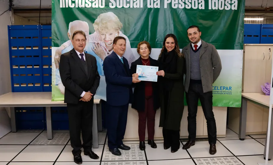 Mais uma turma com alunos da terceira idade foi formada pela Celepar. Ao todo, 58 pessoas com idade acima de 60 anos participaram do Curso Básico de Smartphone que a companhia oferta gratuitamente.