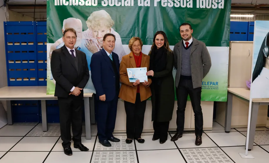 Mais uma turma com alunos da terceira idade foi formada pela Celepar. Ao todo, 58 pessoas com idade acima de 60 anos participaram do Curso Básico de Smartphone que a companhia oferta gratuitamente.