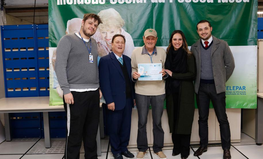 Mais uma turma com alunos da terceira idade foi formada pela Celepar. Ao todo, 58 pessoas com idade acima de 60 anos participaram do Curso Básico de Smartphone que a companhia oferta gratuitamente.