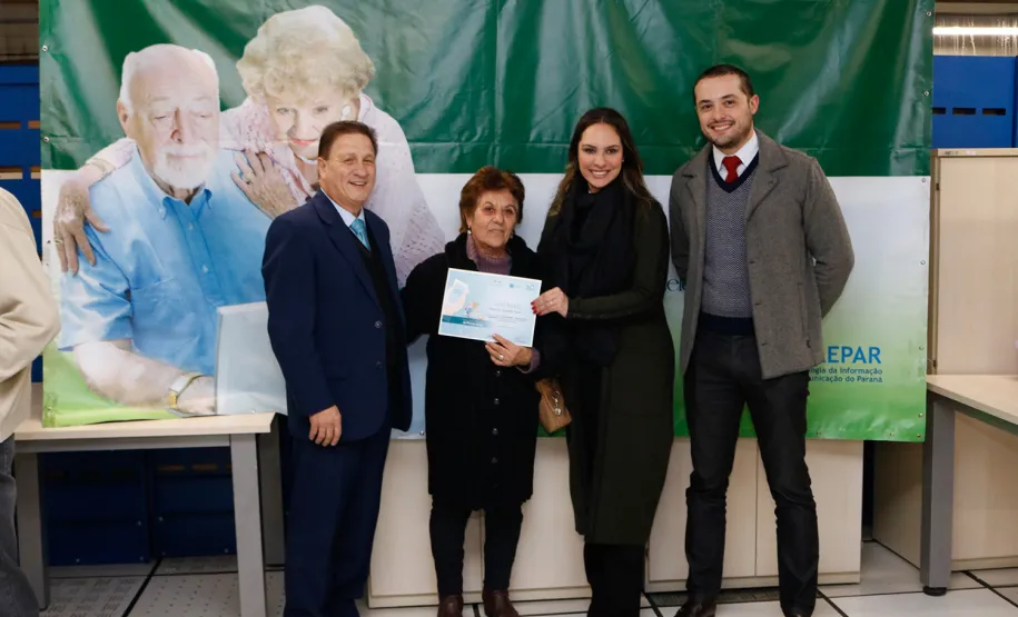Mais uma turma com alunos da terceira idade foi formada pela Celepar. Ao todo, 58 pessoas com idade acima de 60 anos participaram do Curso Básico de Smartphone que a companhia oferta gratuitamente.
