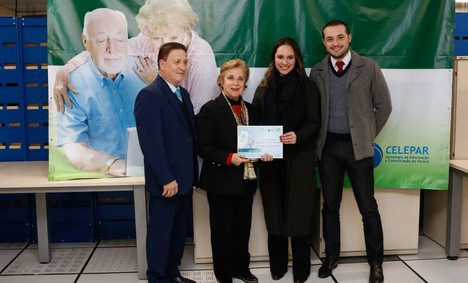 Mais uma turma com alunos da terceira idade foi formada pela Celepar. Ao todo, 58 pessoas com idade acima de 60 anos participaram do Curso Básico de Smartphone que a companhia oferta gratuitamente.