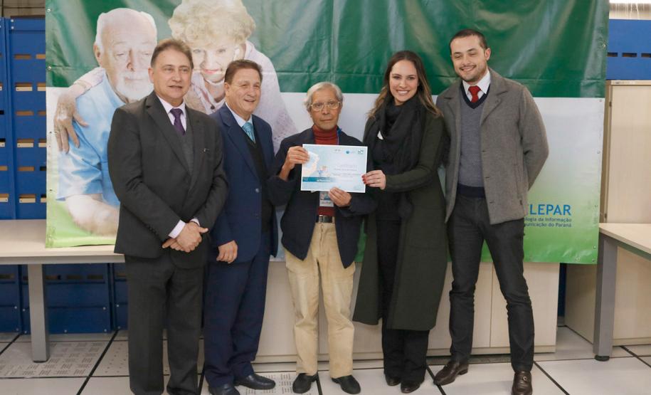 Mais uma turma com alunos da terceira idade foi formada pela Celepar. Ao todo, 58 pessoas com idade acima de 60 anos participaram do Curso Básico de Smartphone que a companhia oferta gratuitamente.