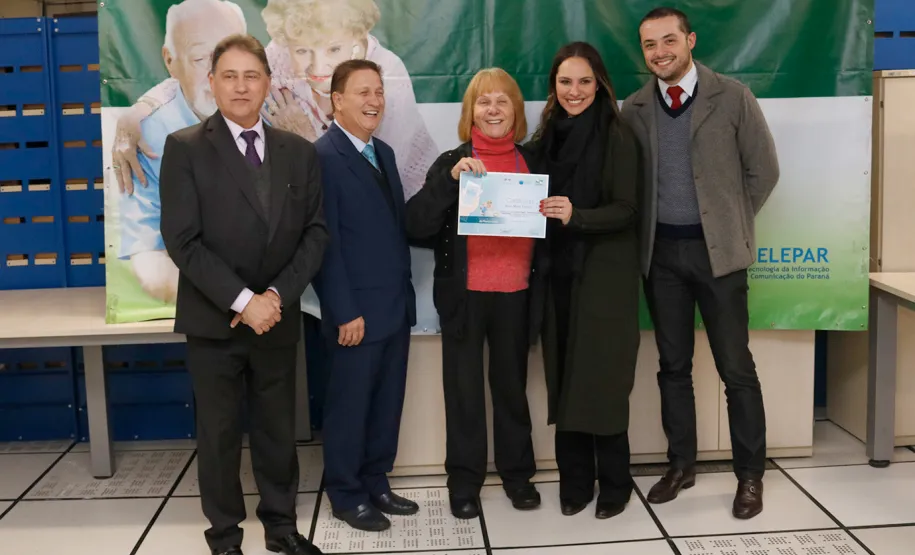 Mais uma turma com alunos da terceira idade foi formada pela Celepar. Ao todo, 58 pessoas com idade acima de 60 anos participaram do Curso Básico de Smartphone que a companhia oferta gratuitamente.