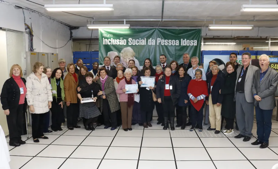 Celepar forma nova turma do Curso de Smartphone