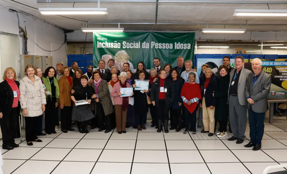 Mais uma turma com alunos da terceira idade foi formada pela Celepar. Ao todo, 58 pessoas com idade acima de 60 anos participaram do Curso Básico de Smartphone que a companhia oferta gratuitamente.