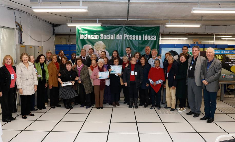 Mais uma turma com alunos da terceira idade foi formada pela Celepar. Ao todo, 58 pessoas com idade acima de 60 anos participaram do Curso Básico de Smartphone que a companhia oferta gratuitamente.