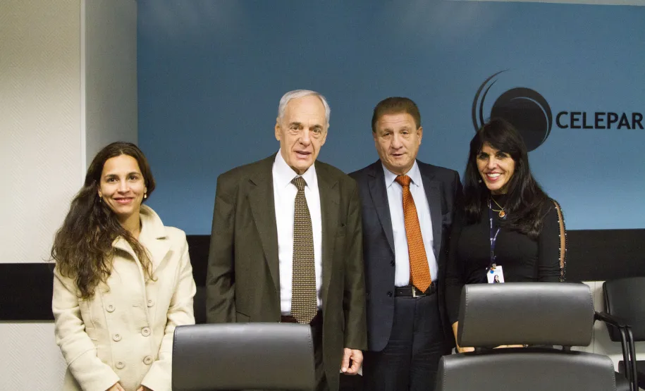 Secretaria da Administração e Procuradoria Geral do Estado avaliam Edital Eletrônico desenvolvido pela Celepar Anamaria Batista, Reinhold Stephanes, Jacson Carvalho Leite e Cristina Romanniuk Fontanelli