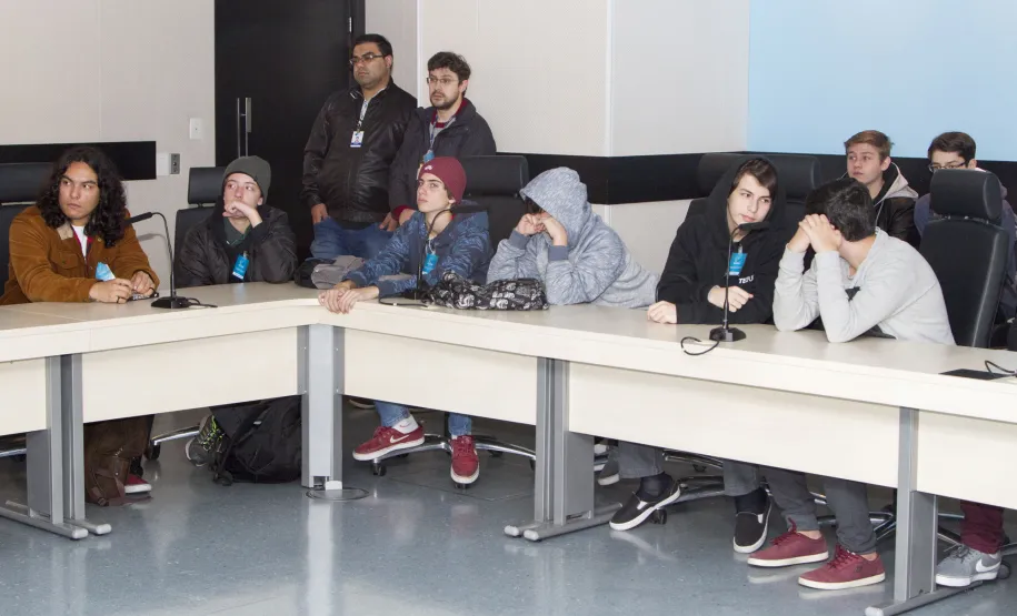 Novo grupo de alunos da TECPUC conhecem a Celepar