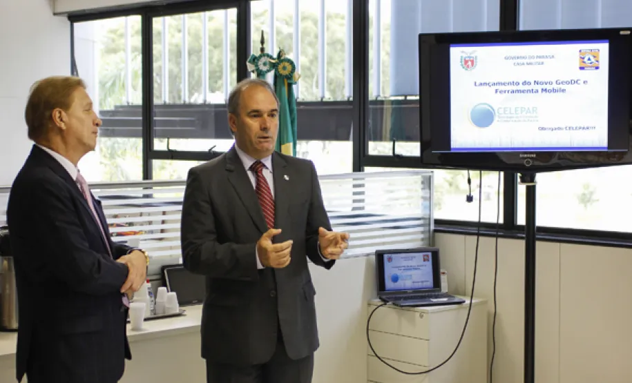 Estado lança aplicativo para a gestão de desastres e emergências O diretor presidente da Celepar, Jacson Carvalho Leite e o secretário chefe da Casa Militar, coronel Adilson Castilho Casitas, durante lançamento do novo Geodc e ferramenta mobile. Curitiba, 30/04/2015. Foto: Pedro Ribas/ANPr