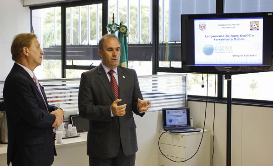O diretor presidente da Celepar, Jacson Carvalho Leite e o secretário chefe da Casa Militar, coronel Adilson Castilho Casitas, durante lançamento do novo Geodc e ferramenta mobile. Curitiba, 30/04/2015. Foto: Pedro Ribas/ANPr