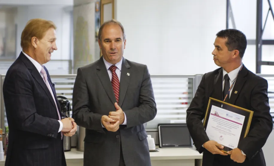 Estado lança aplicativo para a gestão de desastres e emergências O diretor presidente da Celepar, Jacson Carvalho Leite e o secretário chefe da Casa Militar, coronel Adilson Castilho Casitas, durante lançamento do novo Geodc e ferramenta mobile. Curitiba, 30/04/2015. Foto: Pedro Ribas/ANPr